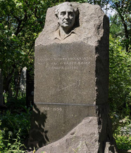 Могила Либединского на Новодевичьем кладбище Москвы.