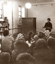 Библиотекарь читального зала ЦГБ  А. А. Конышева проводит политинформацию  на предприятии. 1965 г.