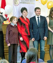И. Аргутина (четвертая слева) среди лауреатов Южно-Уральской литературной премии 2013 г.