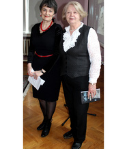 И. Аргутина (слева) на презентации книги прозы «Говори, обожжённая глина». 2016 г.