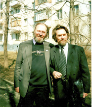 К. Макаров (слева) с художником Василием Соловьевым. 2002 г.