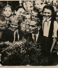 Кузнецов с пионерами. 1947 г.