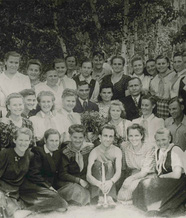 Писатели В. Кузнецов (слева в третьем ряду) и Н. Глебов в пионерском лагере села Архангельское с педагогами. 1948 г.