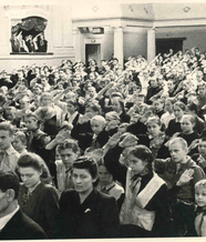 Слет юных читателей. В первом ряду писатели  Л. Преображенская и В. Кузнецов.  19 марта 1950 г.
