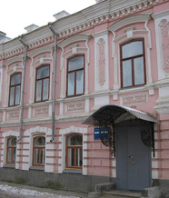 Первое здание библиотеки – старинный купеческий особняк постройки конца XIX в. (ул. Ленина, д. 6)