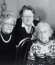 Н. Б. Рубинская с мамой Миронией Константиновной (слева) и бабушкой Валентиной Александровной. 1993 г.