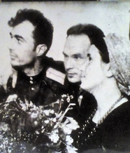 С друзьями во время кратковременного отпуска. М. Гроссман (слева), М. Львов, Л. Татьяничева. Магнитогорск. 1943–1944 г. Предоставила дочь писателя Е. М. Багдасарова.