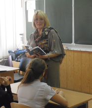 А. Е. Федосеенкова во время встречи с учащимися школы № 2 в рамках проекта «Живая классика». 2016 г. Школа № 2. Г. Коркино.