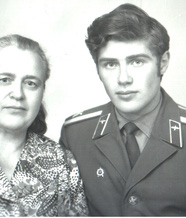 А. Б. Кердан с мамой Христиной Ивановной. 1977 г.
