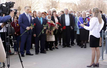Церемония открытия мемориальной доски И. Сабирову. 14 апреля 2021. Фото: Администрация ЕМР