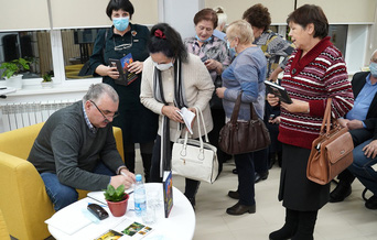М.Араловец на встрече с читателями  в Усть-Катаве. Фото: соц. сети автора
