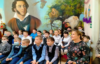 Встреча с поэтессой Ириной Ежовойв  детской библиотеке № 8 поселка Горняк