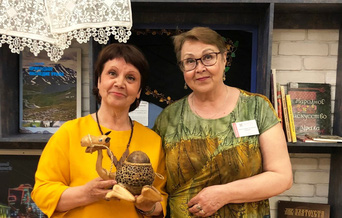 Н. Пикулева в отделе краеведения ЧОУНБ. На фото справа - А. Базаева
