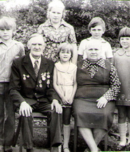 Родители - Александр Никитович и Евдокия Трофимовна с внуками
