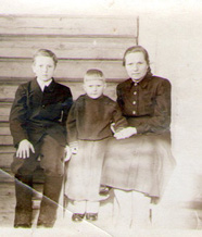 Виталий с мамой и старшим братом в школе. Смоленская область