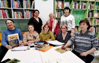 Стоят Другова, О. Четина, С. Брух. Сидят: О. Азарова, Р. Тайгунова, Л. Тимирбаева, Г. Черкасова, С. Гребнева